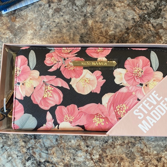 Steve Madden Floral Wallet - Picture 1 of 4